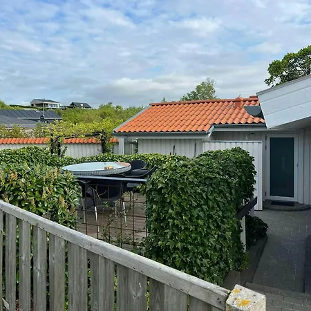 Newly Renovated Summer House 40 M From The Water