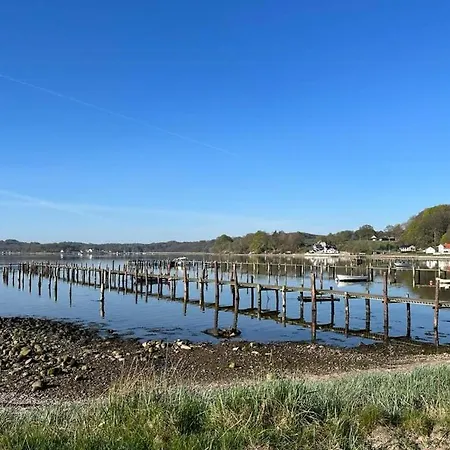 Newly Renovated Summer House 40 M From The Water